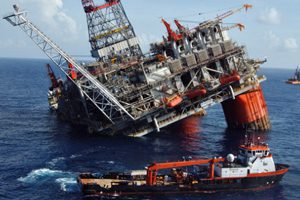 Deepwater Horizon Oil Rig Sinks