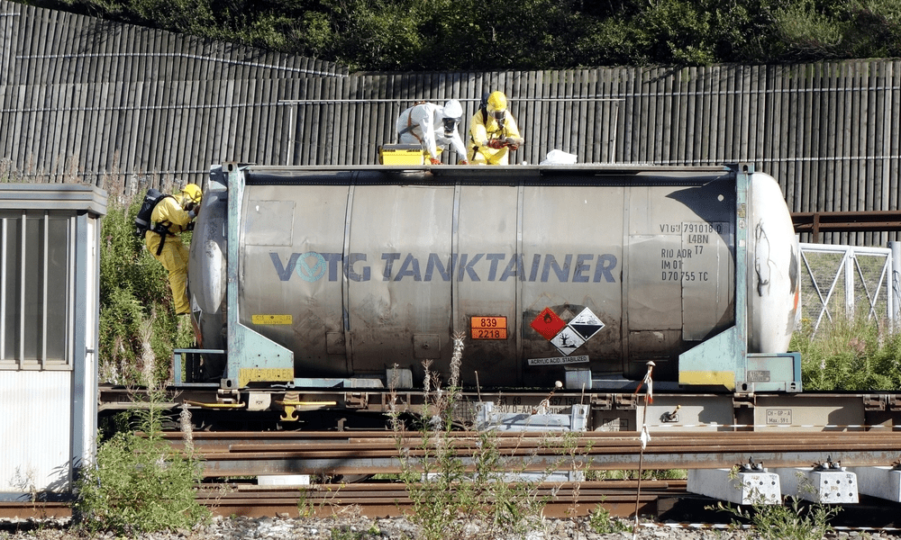 chemicals-derails-workers